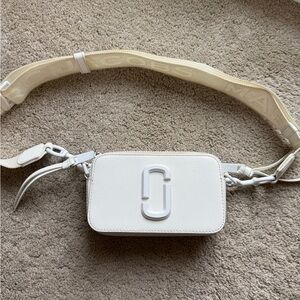 White Marc Jacob’s snapshot bag